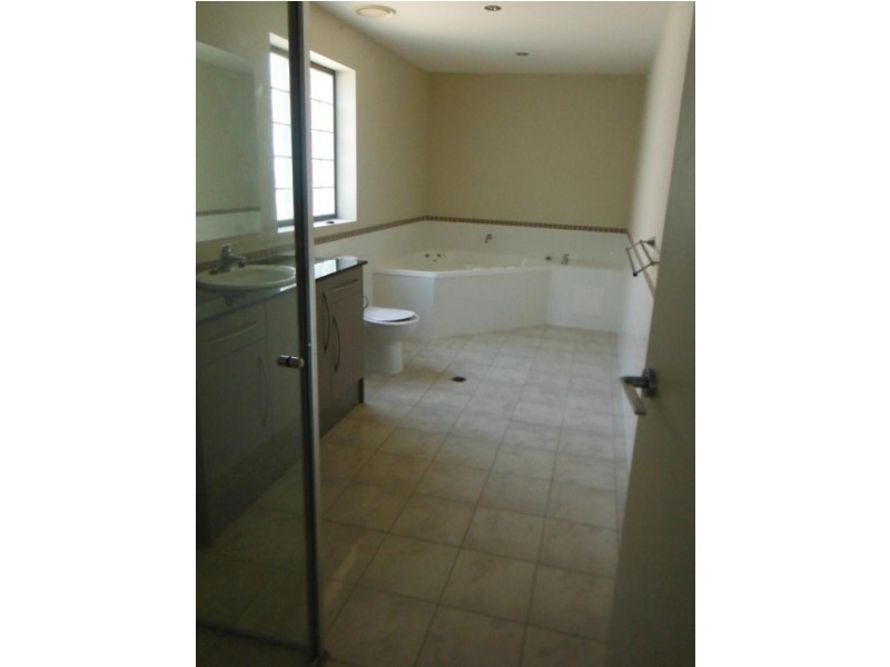 2/5 Crag Road, Batehaven NSW 2536