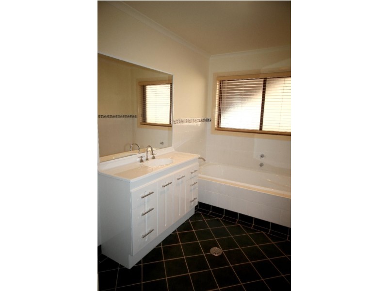 2 The Inlet, Mossy Point NSW 2537