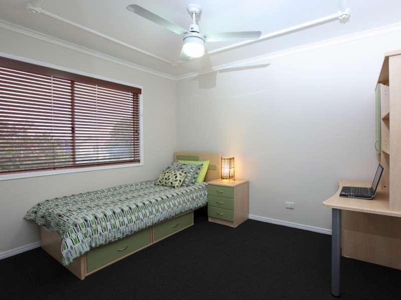 16 Saunders Street, Point Vernon QLD 4655