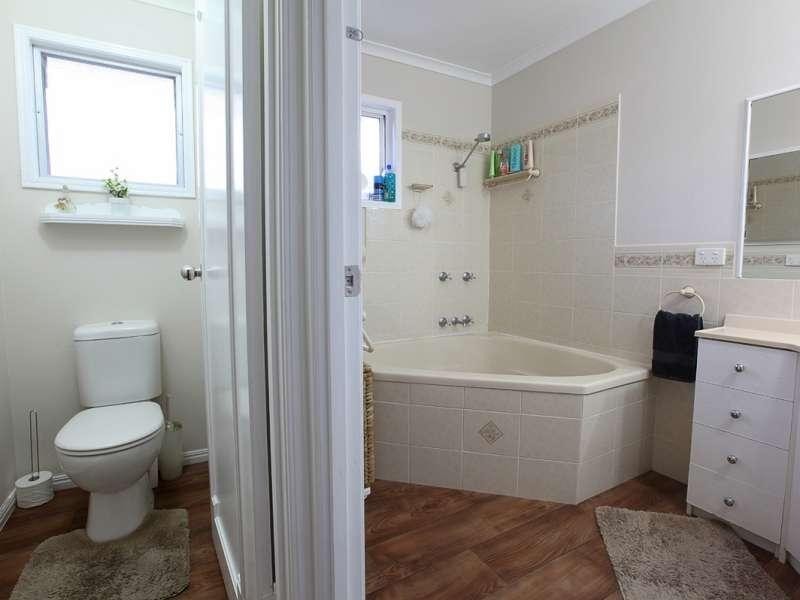 16 Saunders Street, Point Vernon QLD 4655