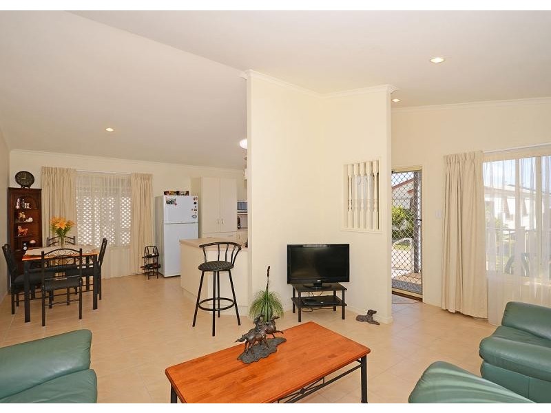 213,7 Bay  Drive, Pialba QLD 4655