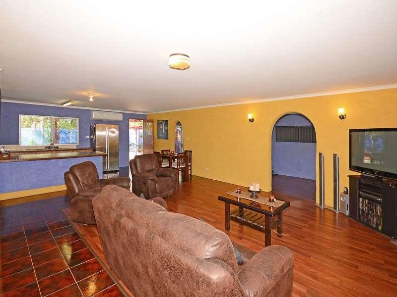 2 Riley  Street, Urangan QLD 4655