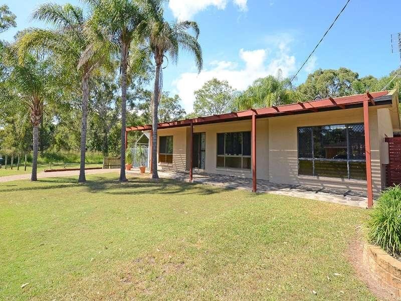 2 Riley  Street, Urangan QLD 4655