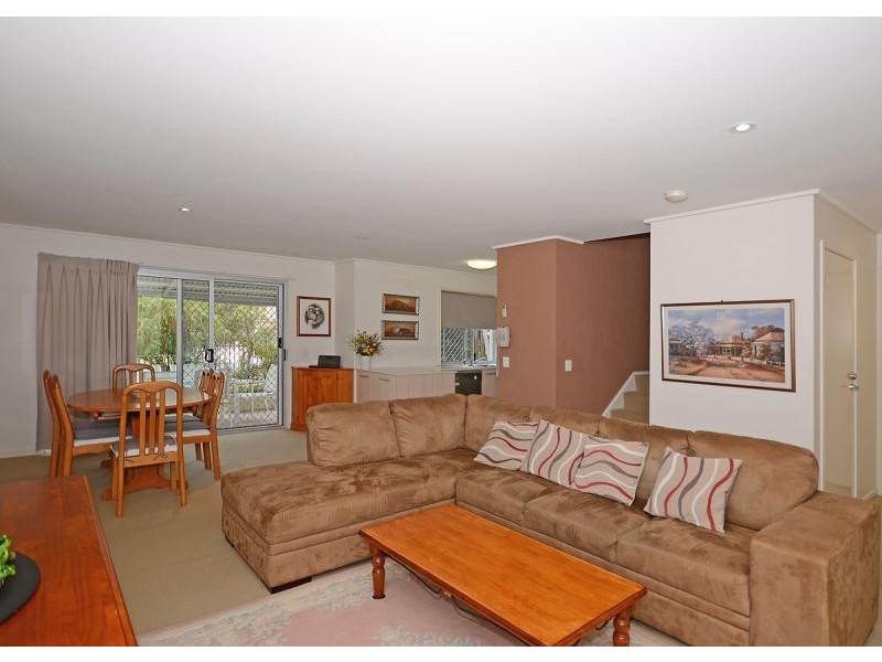 10,68 Pulgul Street, Urangan QLD 4655