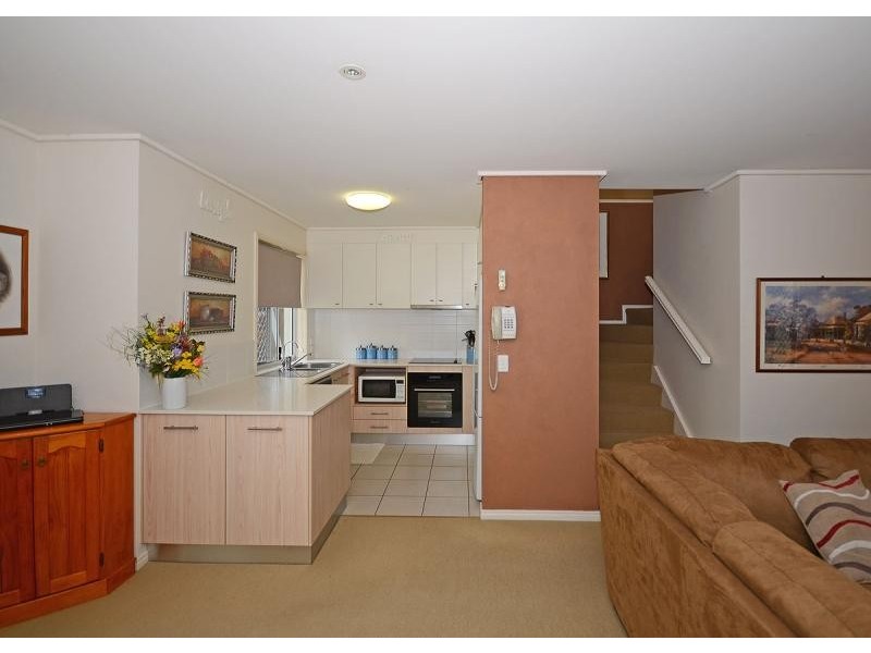 10,68 Pulgul Street, Urangan QLD 4655