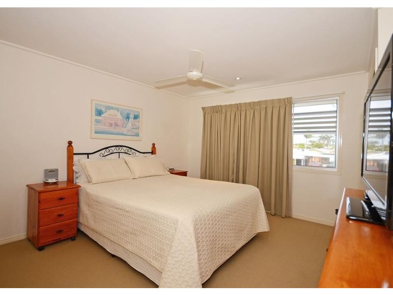10,68 Pulgul Street, Urangan QLD 4655