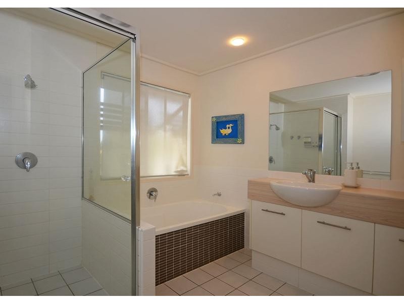 10,68 Pulgul Street, Urangan QLD 4655