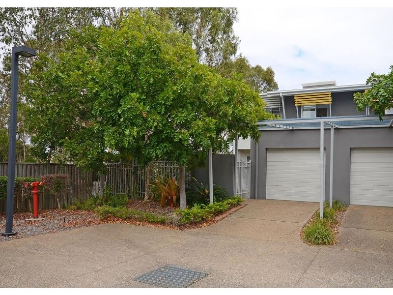 10,68 Pulgul Street, Urangan QLD 4655