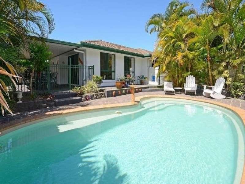 2 Macbel Court, Torquay QLD 4655