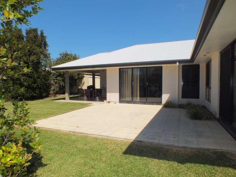 10 Bay Breeze  Close, Wondunna QLD 4655