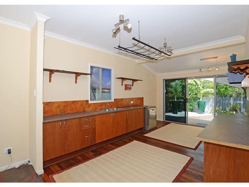 14 King Street, Urangan QLD 4655