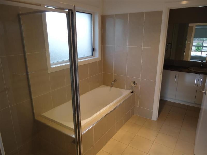 2/80 Messenger Avenue, Wagga Wagga NSW 2650