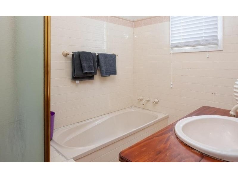 8 Kildare Avenue, Wagga Wagga NSW 2650