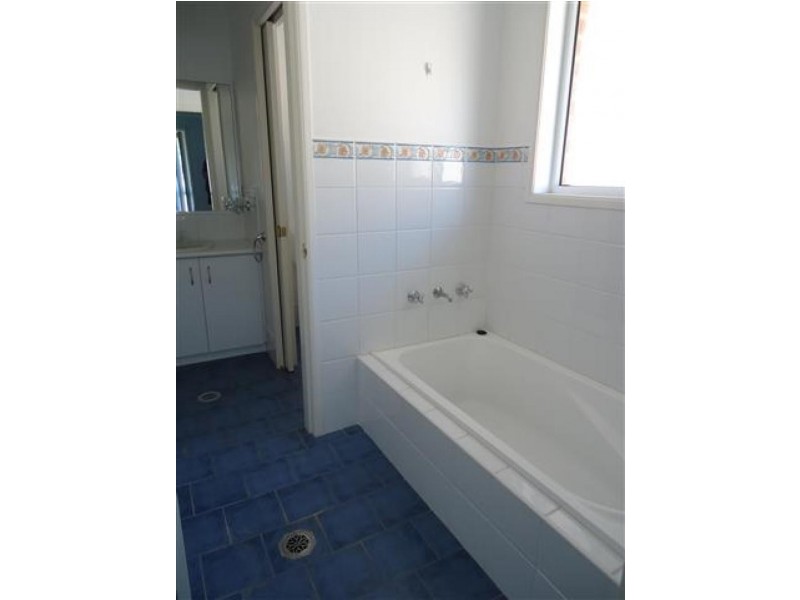 60 Veale Street, Wagga Wagga NSW 2650