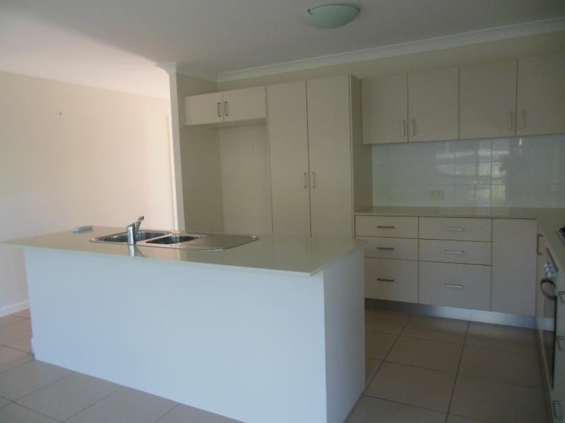5/12 SECOND  Avenue, Beachmere QLD 4510