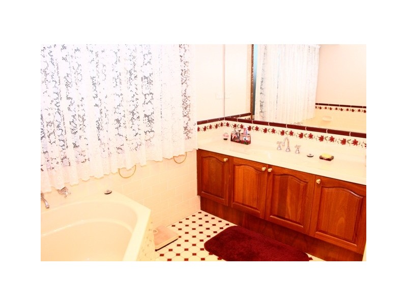 27  Baron Close, Kings Langley NSW 2147