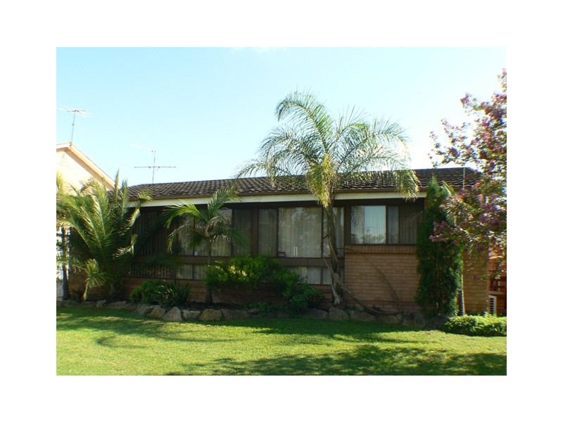 10 Explorers Way, St Clair NSW 2759