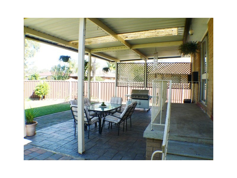 10  Lyrebird Crescent, St Clair NSW 2759