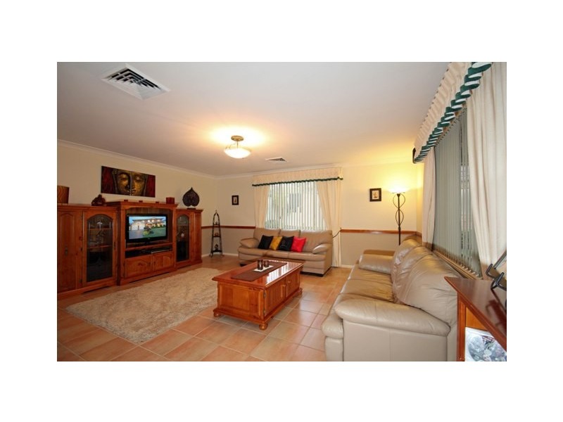 20  Belledale Close, St Clair NSW 2759