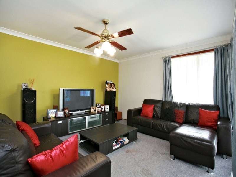 8  Falcon Crescent, Claremont Meadows NSW 2747