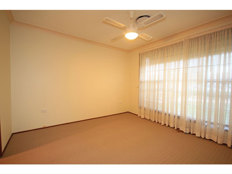 1  Tumut Place, St Clair NSW 2759