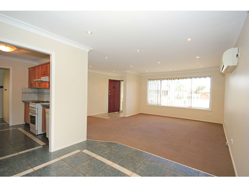 6 Melville Road, St Clair NSW 2759