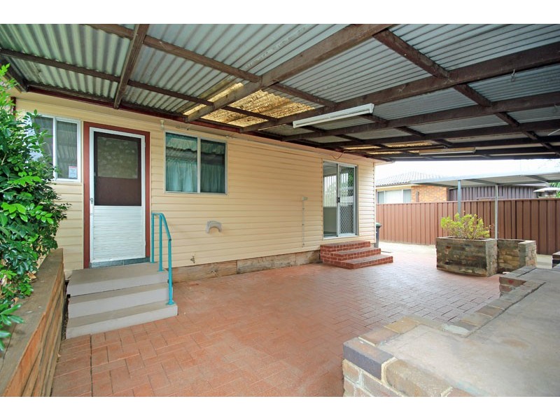 6 Melville Road, St Clair NSW 2759