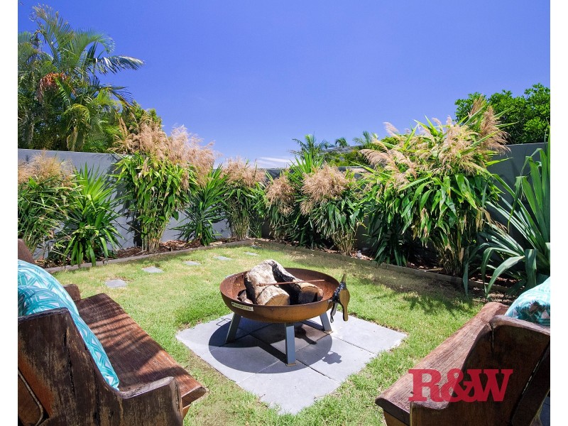 18 Moonbeam Crescent, Castaways Beach QLD 4567