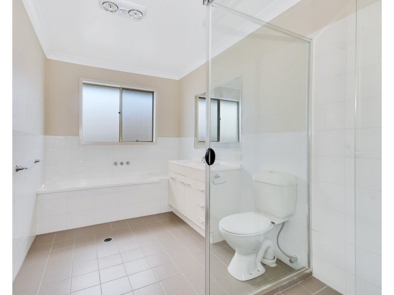 8 Leeside Street, Little Mountain QLD 4551