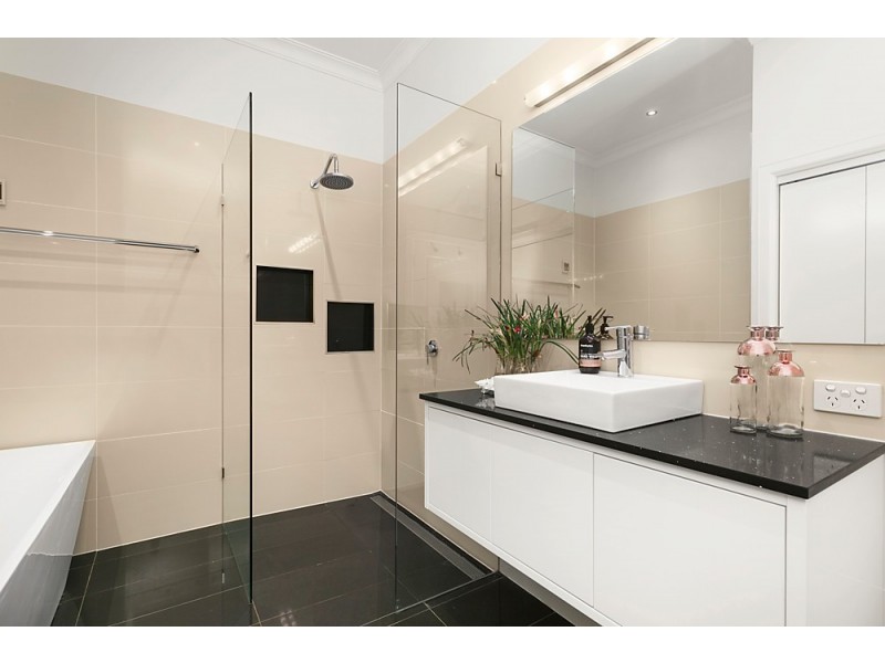 21 Queensville Street, Kingsville VIC 3012