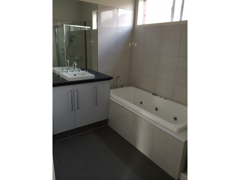 1/21 Spicer Boulevard, Altona Meadows VIC 3028