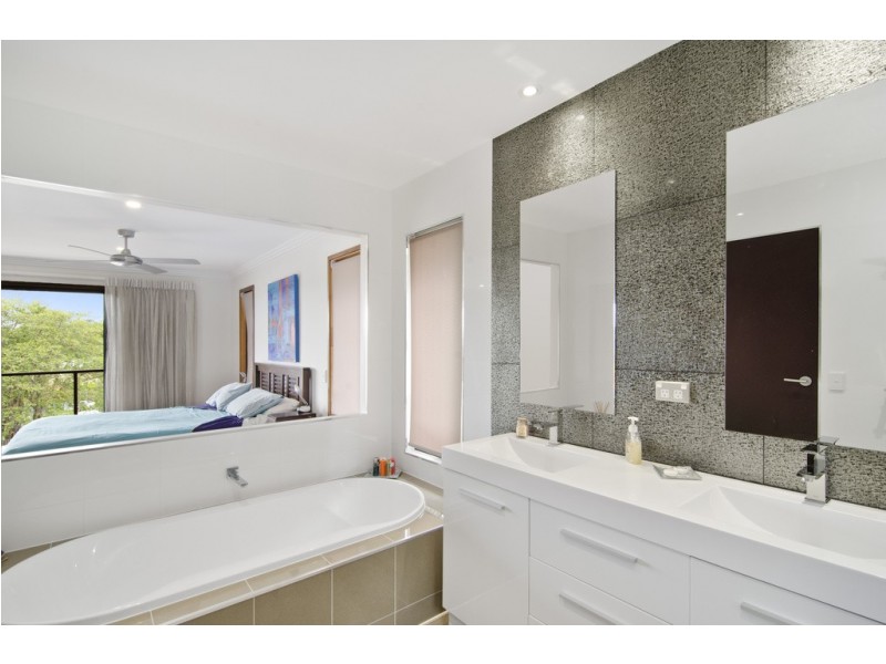 10 Applecross Way, Elanora QLD 4221
