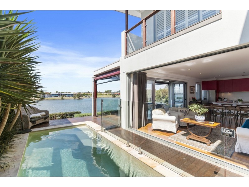 15 Lakefront Crescent, Varsity Lakes QLD 4227