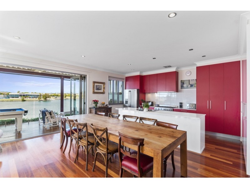15 Lakefront Crescent, Varsity Lakes QLD 4227