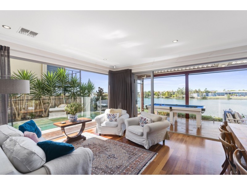 15 Lakefront Crescent, Varsity Lakes QLD 4227