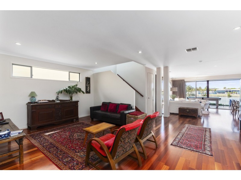 15 Lakefront Crescent, Varsity Lakes QLD 4227