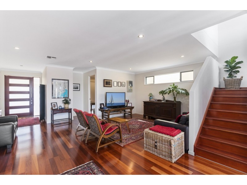 15 Lakefront Crescent, Varsity Lakes QLD 4227