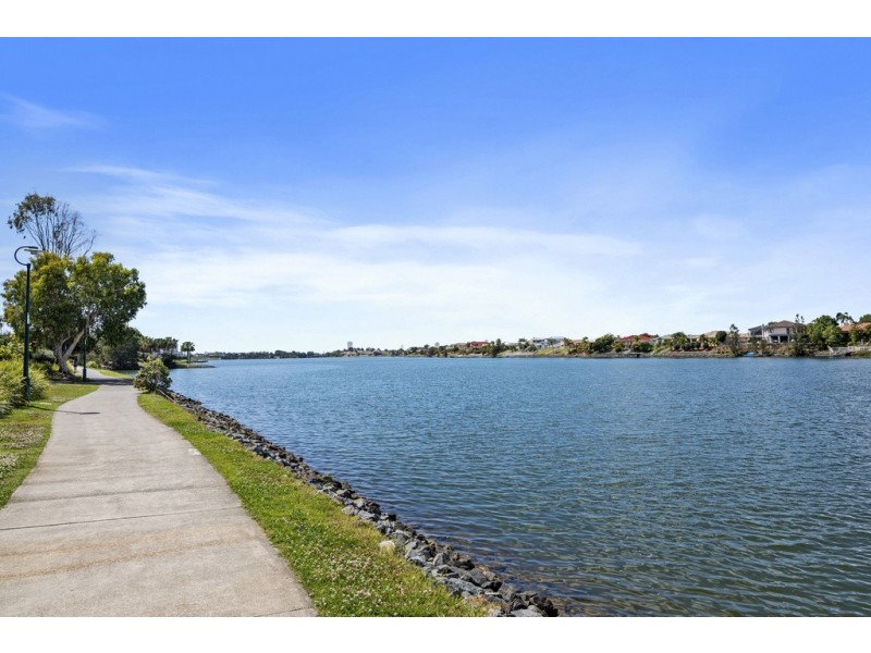 15 Lakefront Crescent, Varsity Lakes QLD 4227