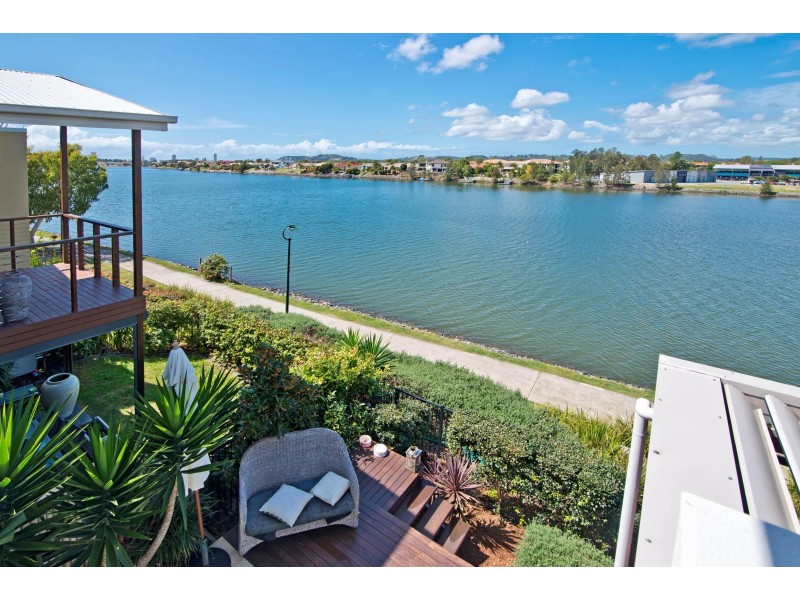 15 Lakefront Crescent, Varsity Lakes QLD 4227