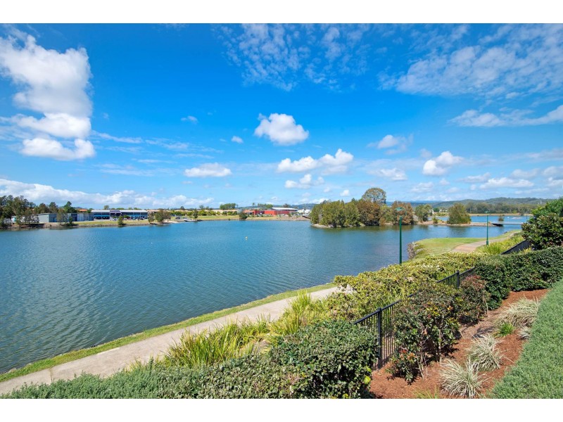 15 Lakefront Crescent, Varsity Lakes QLD 4227