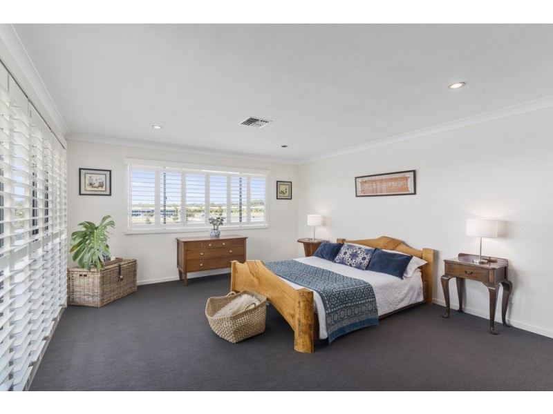 15 Lakefront Crescent, Varsity Lakes QLD 4227