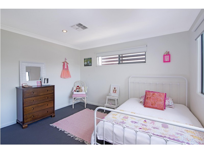 15 Lakefront Crescent, Varsity Lakes QLD 4227