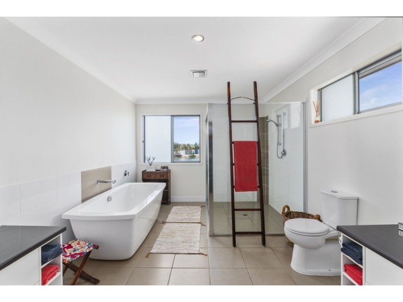 15 Lakefront Crescent, Varsity Lakes QLD 4227