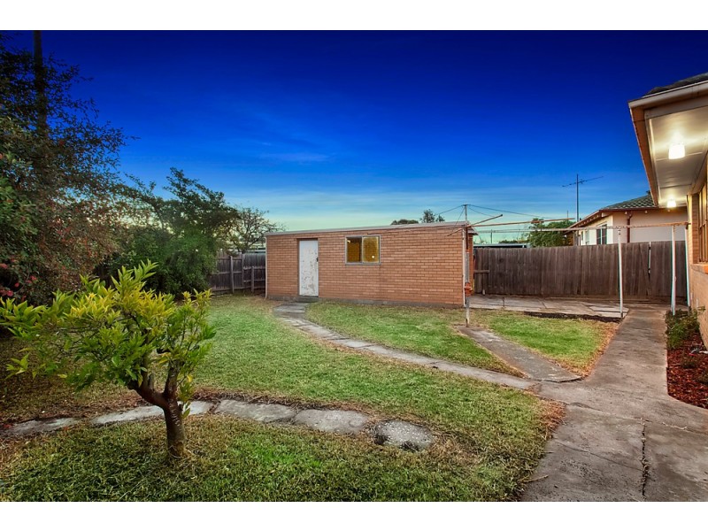 8 Evans Crescent, Laverton VIC 3028