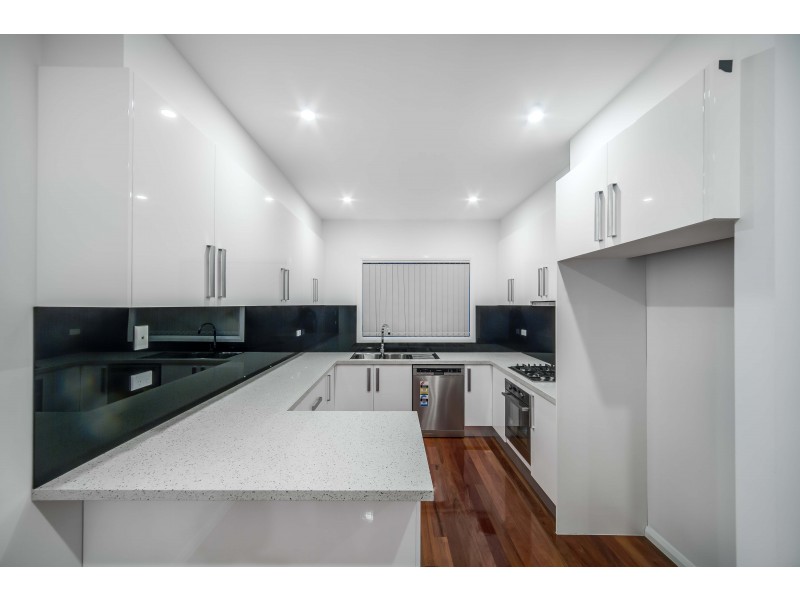 2/7  Fourth Avenue, Altona North VIC 3025