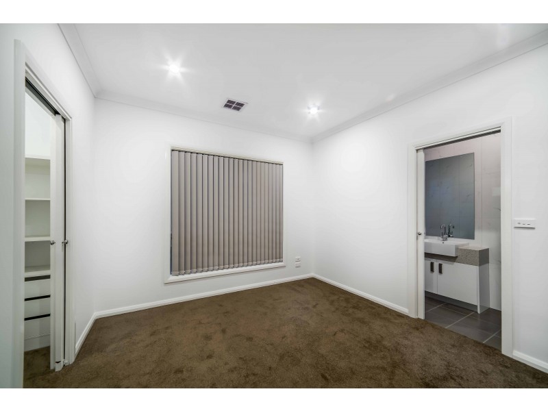 2/7  Fourth Avenue, Altona North VIC 3025