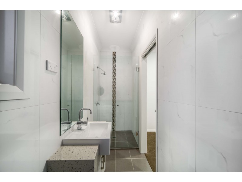 2/7  Fourth Avenue, Altona North VIC 3025