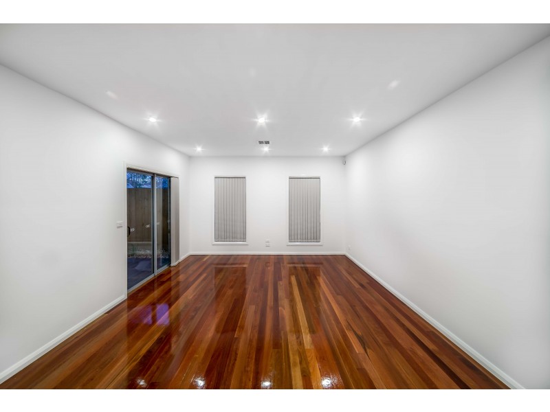 2/7  Fourth Avenue, Altona North VIC 3025