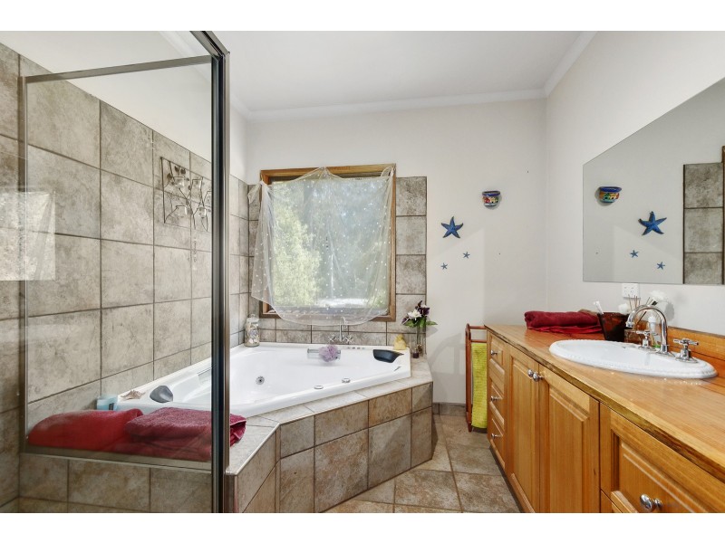 17 Forest Road, Wesburn VIC 3799