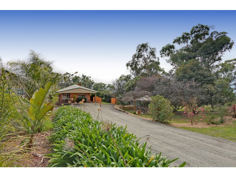 4 Cairncroft Avenue, Launching Place VIC 3139